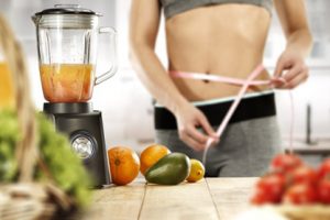 Eine Frau hat am Bauch dank eines gesunden Ernährungsplans abgenommen