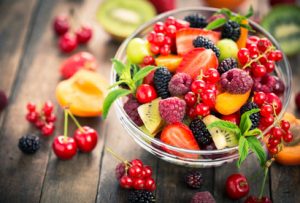 Obst liegt auf einem Holztisch und sieht sehr gesund aus
