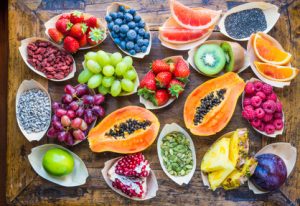 Aufgeschnittenes Obst liegt auf einem Tisch
